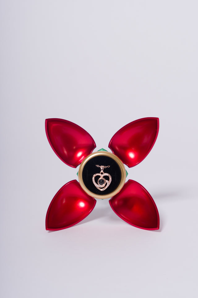 Collar “Te Amo” en 100 Idiomas con empaque de flor rosa